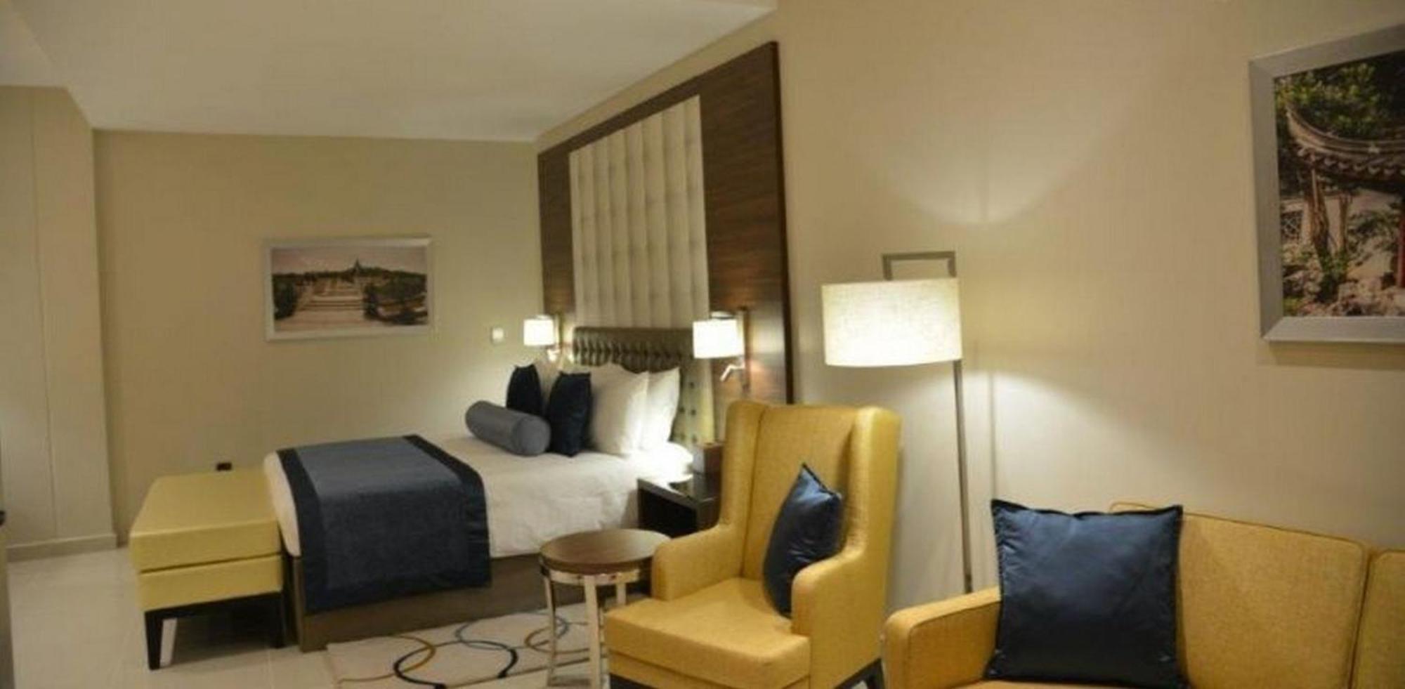 Room In Lodge - The Envoy Hotel And Suites Abuja Kültér fotó