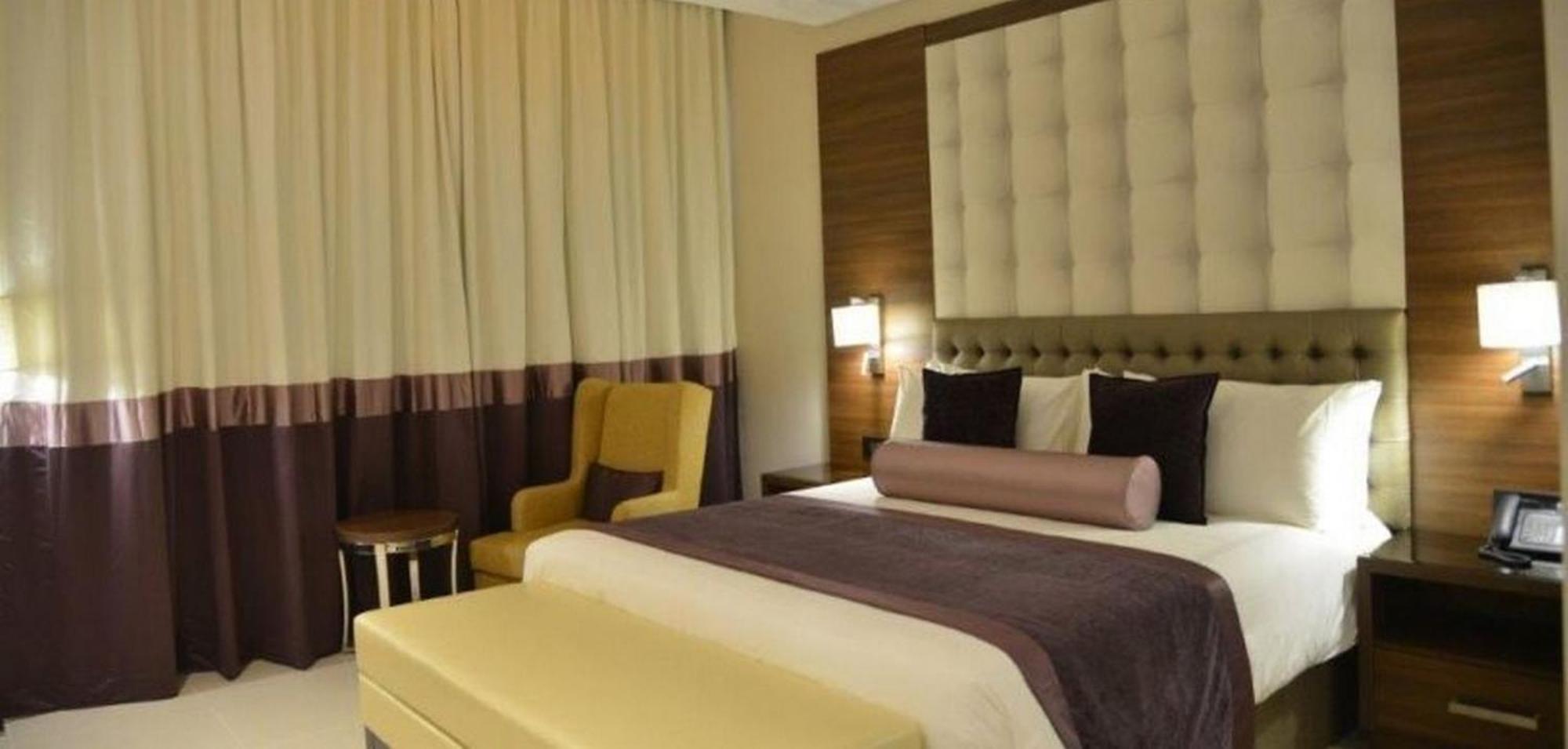 Room In Lodge - The Envoy Hotel And Suites Abuja Kültér fotó