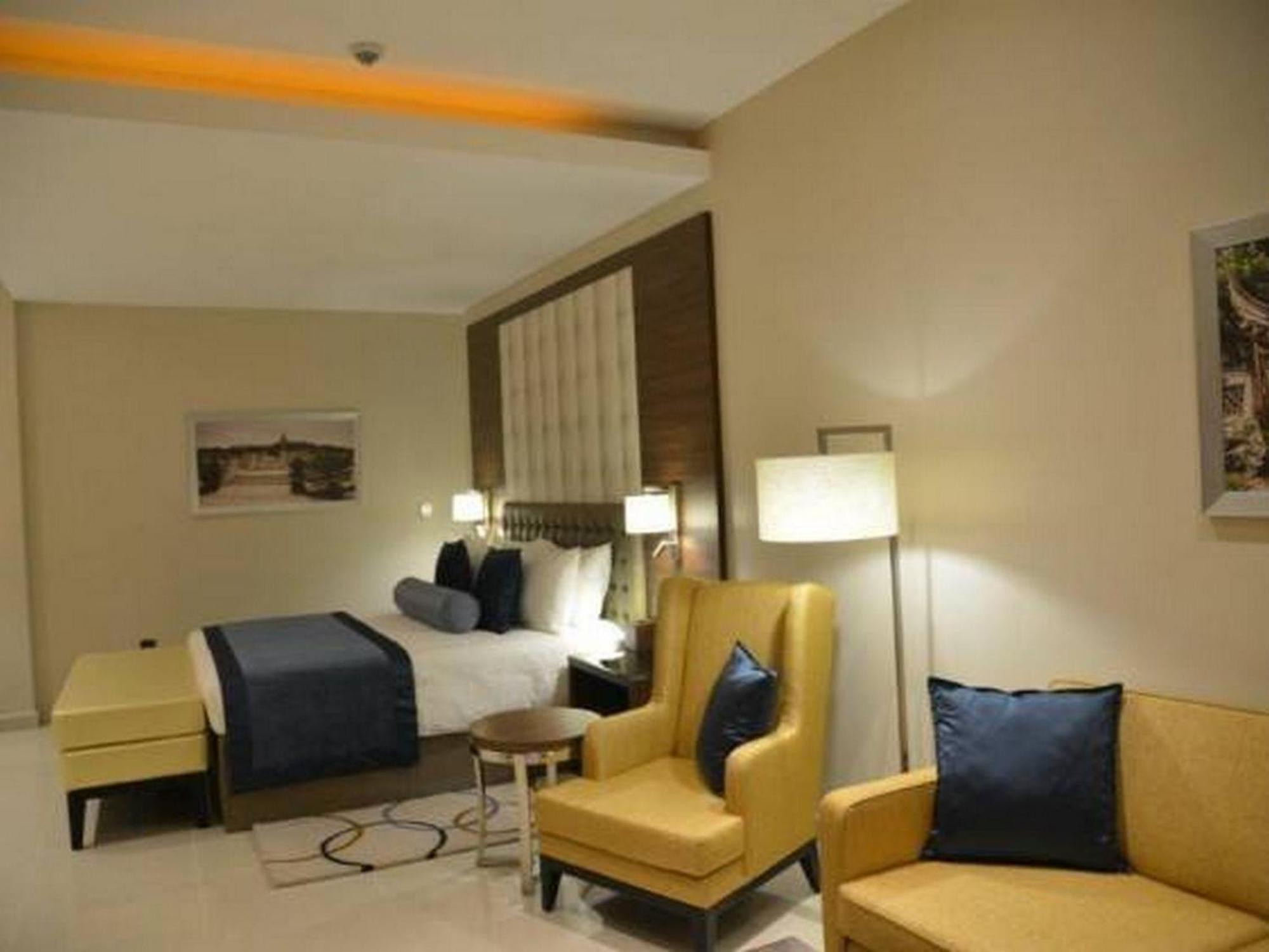 Room In Lodge - The Envoy Hotel And Suites Abuja Kültér fotó