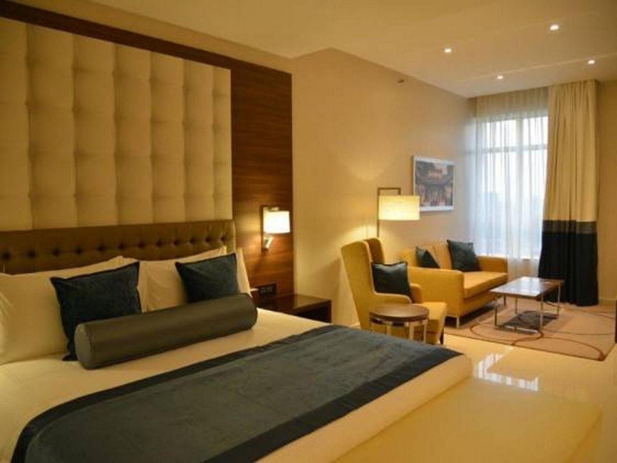 Room In Lodge - The Envoy Hotel And Suites Abuja Kültér fotó